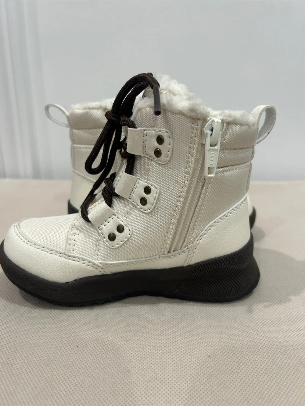 Polo Ralph Lauren Girl’s snow boots featuring a white nylon upper, Size 8